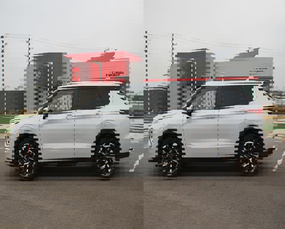 Used 2024 Mitsubishi Outlander SE image 13