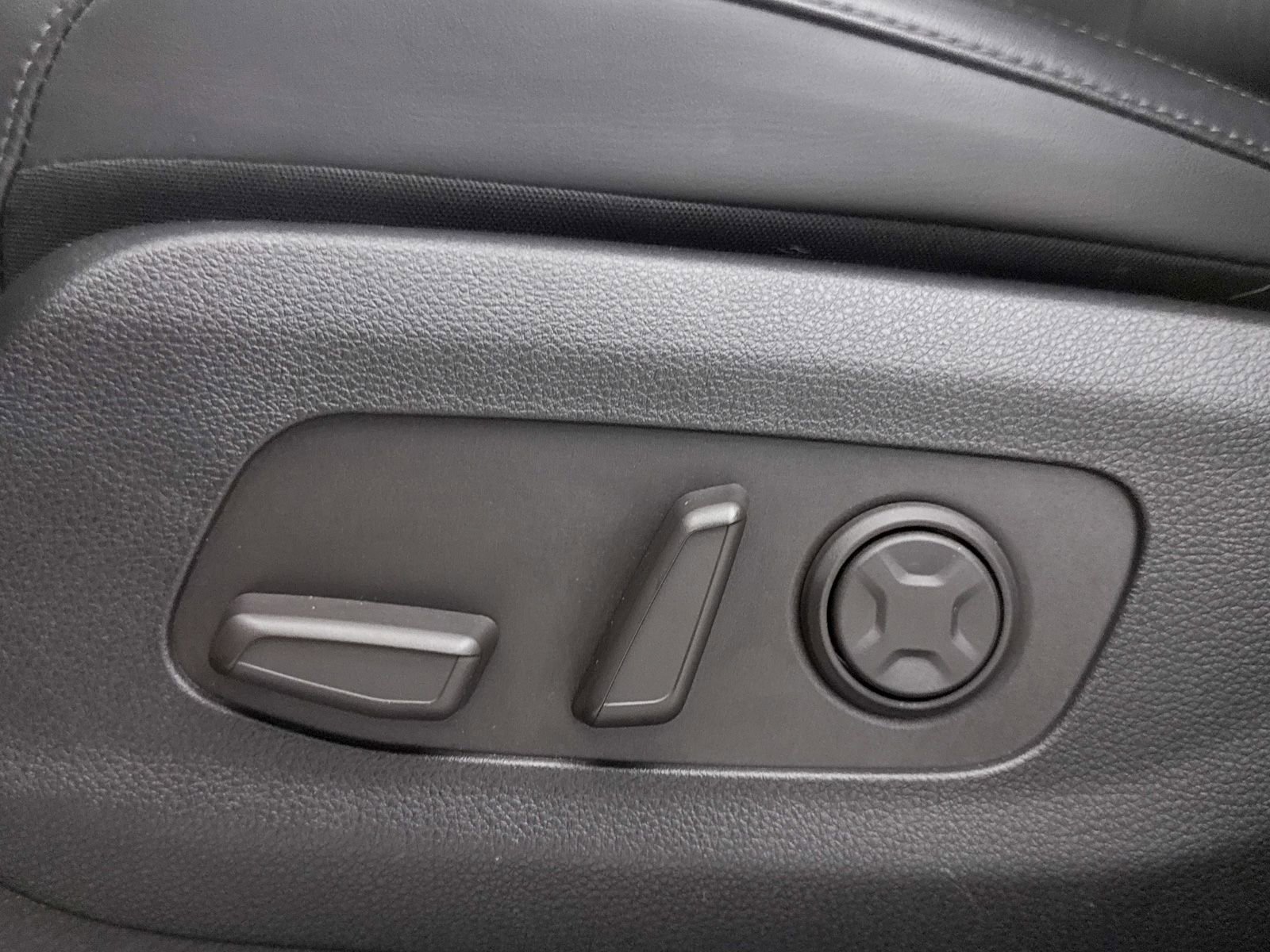 Certified 2025 Kia Carnival EX image 30