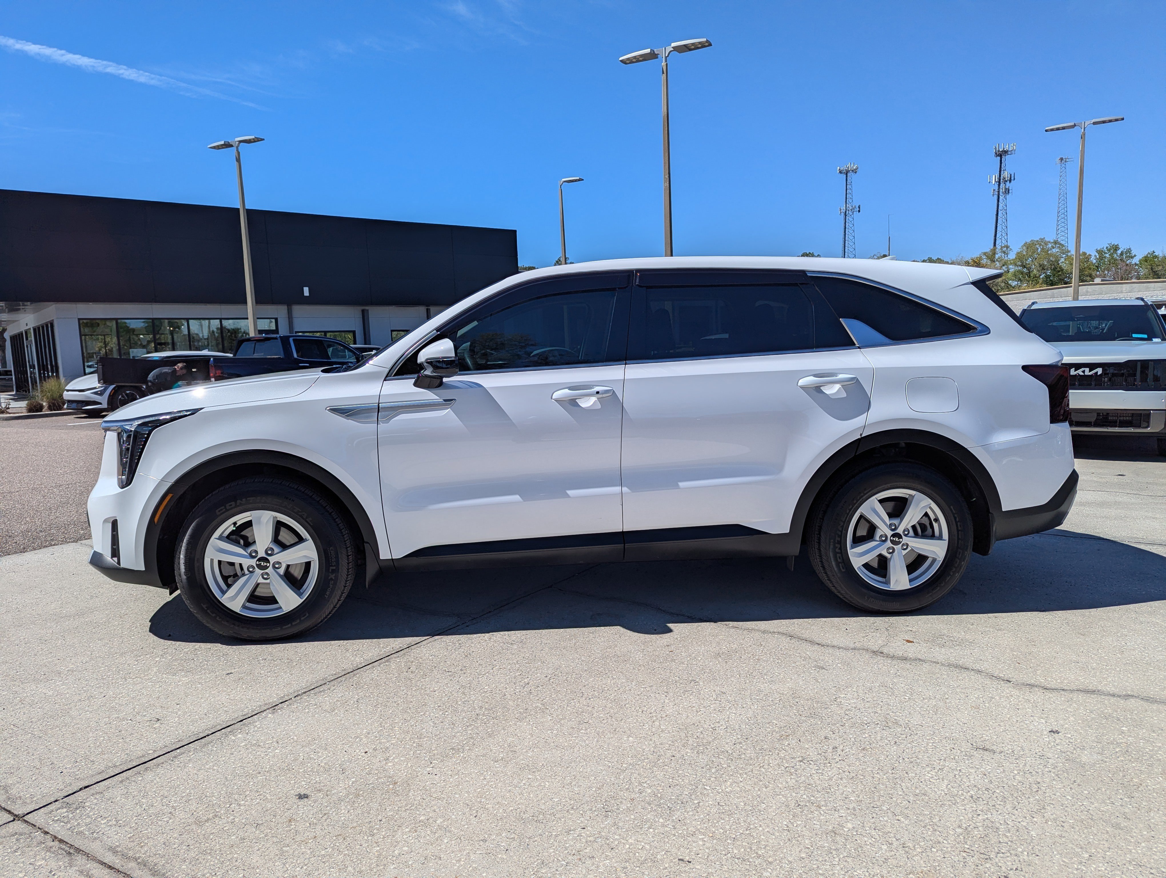 Certified 2025 Kia Sorento LX image 5
