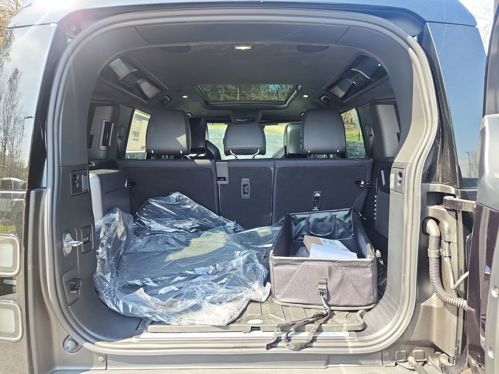 New 2026 Land Rover Defender 110 OCTA image 12