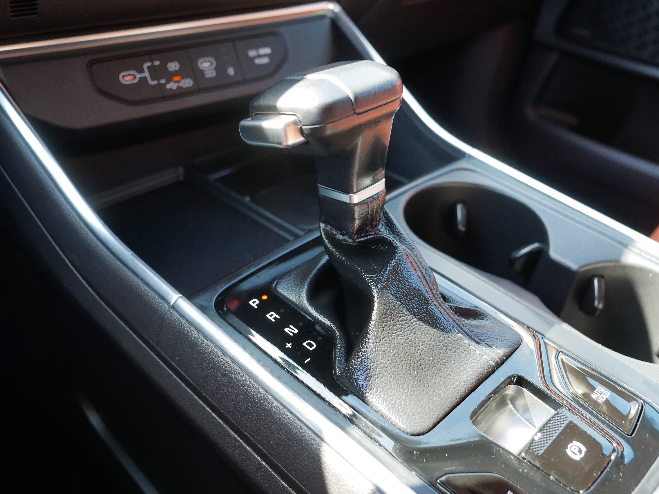 Used 2025 Kia Carnival SX Prestige image 24