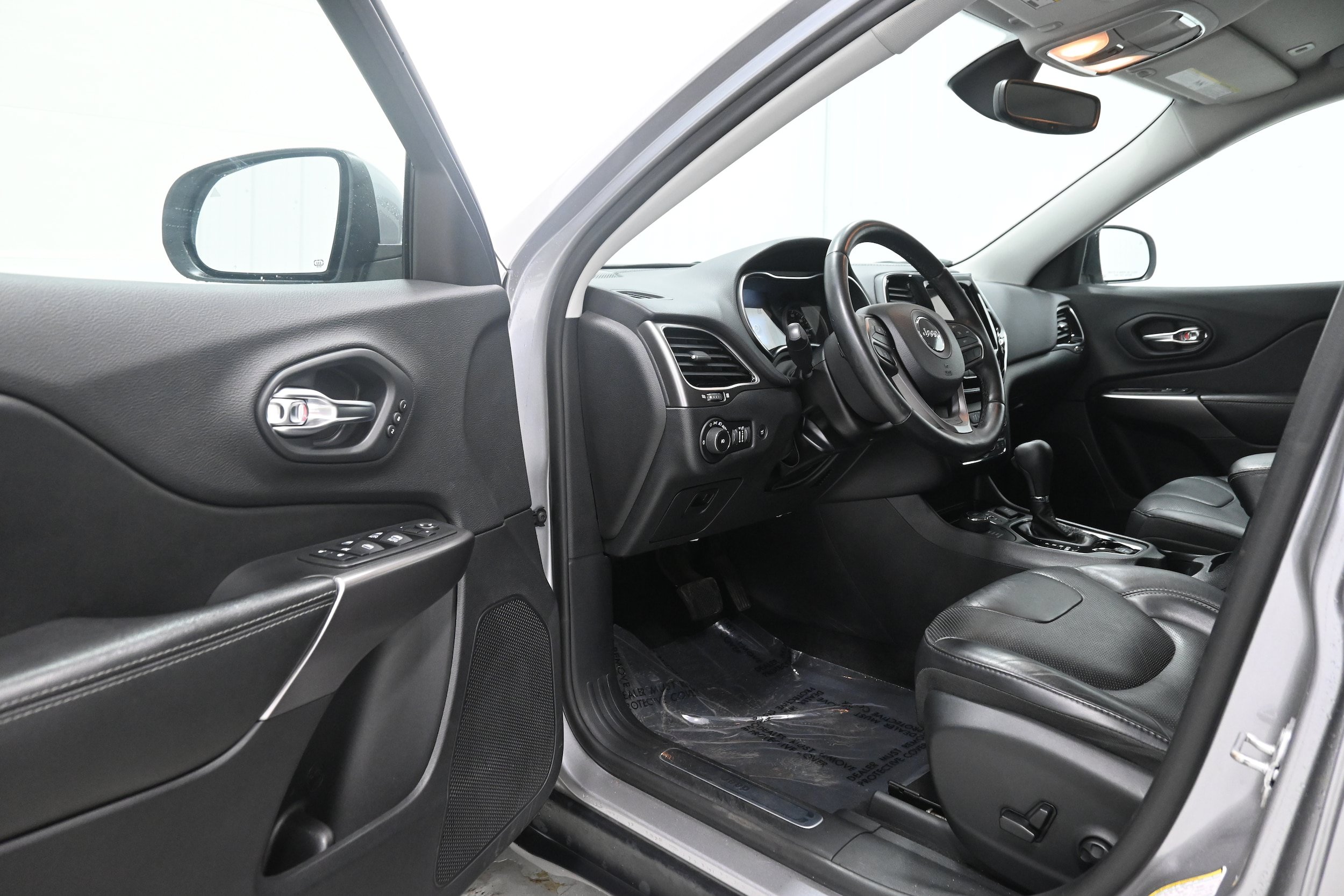 Used 2019 Jeep Cherokee Limited w/ Trailer Tow Group AWD/4WD image 3