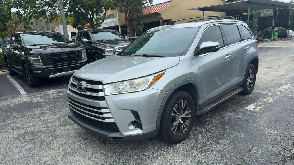 Used 2019 Toyota Highlander LE FWD image 3