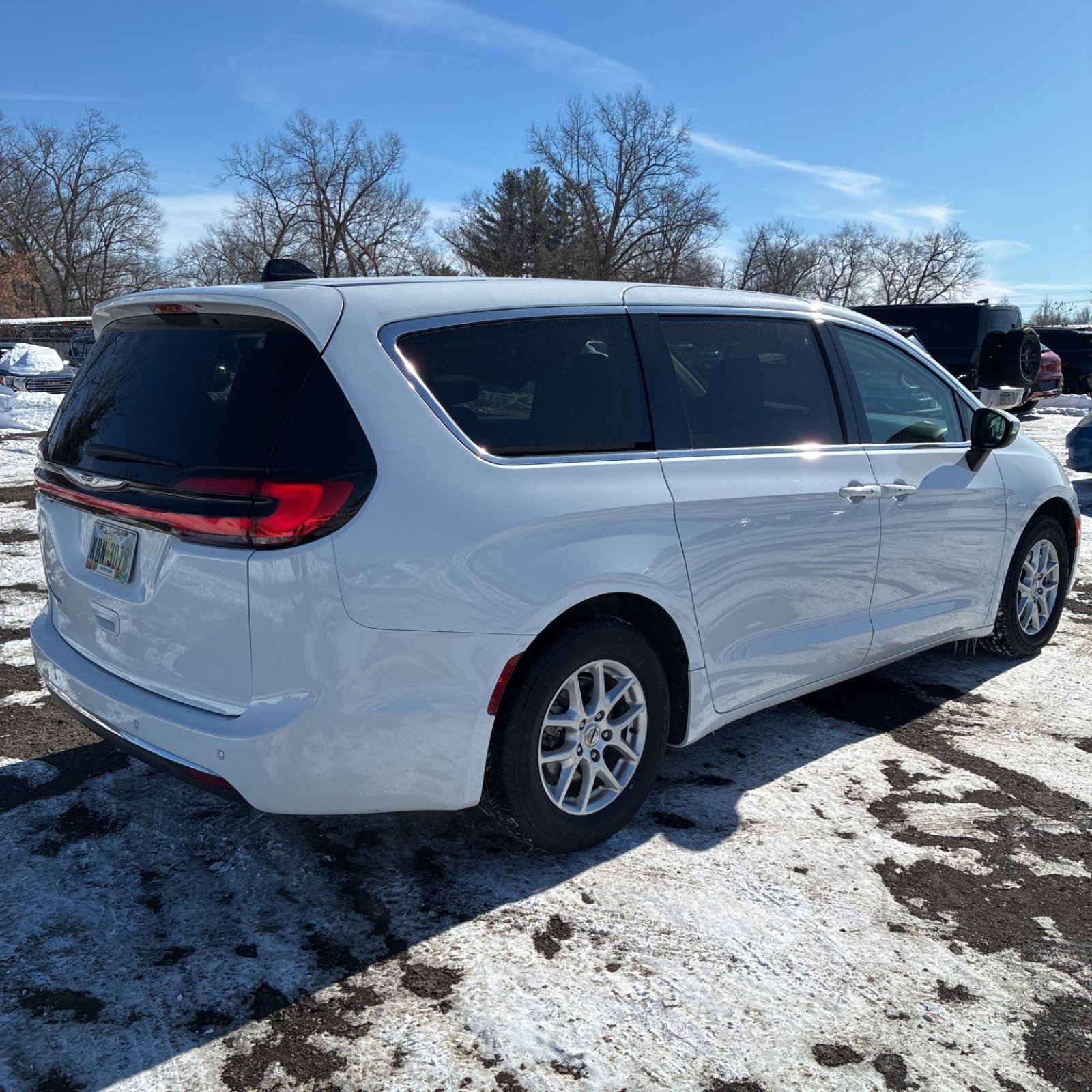 Used 2023 Chrysler Pacifica Touring-L image 5