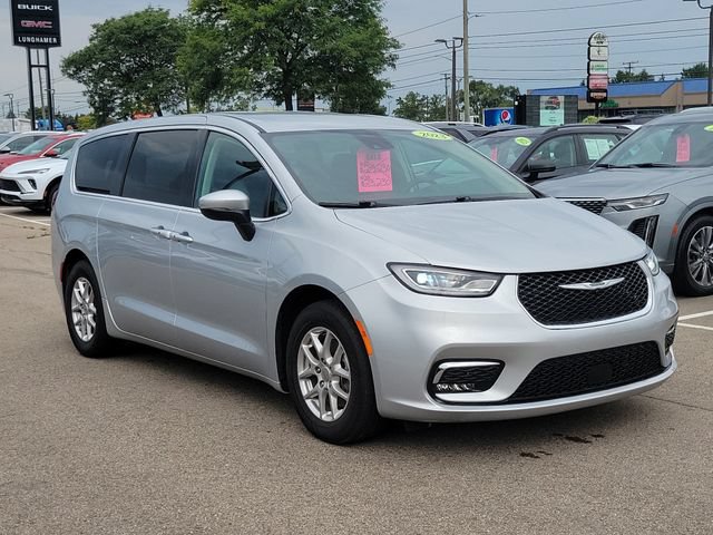 Used 2023 Chrysler Pacifica Touring-L FWD image 2