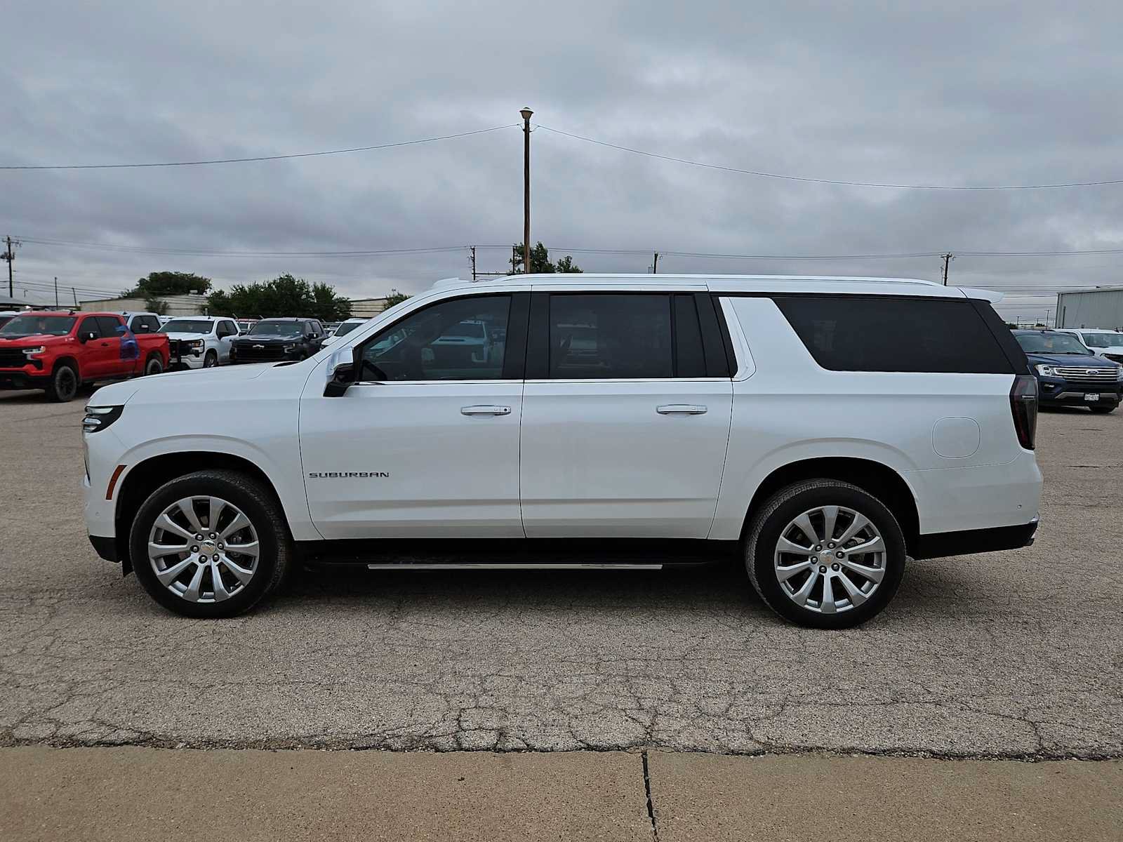 Used 2025 Chevrolet Suburban Premier RWD image 5