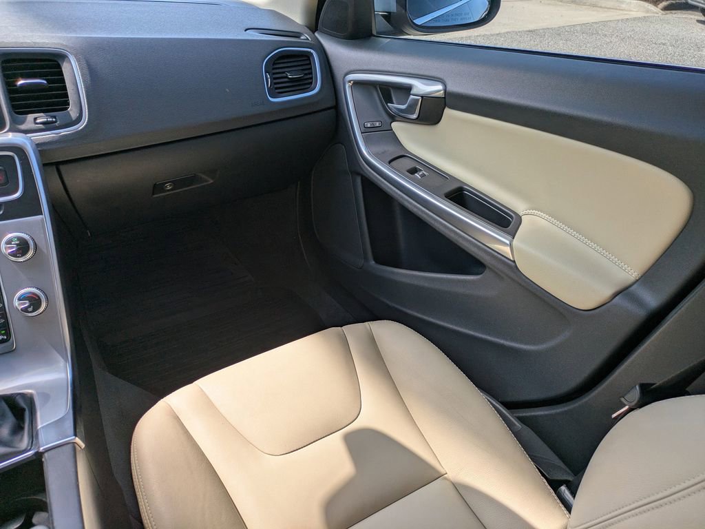 Used 2018 Volvo S60 T5 Inscription image 16