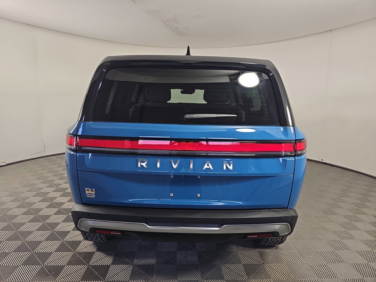 Used 2023 Rivian R1S Adventure image 4