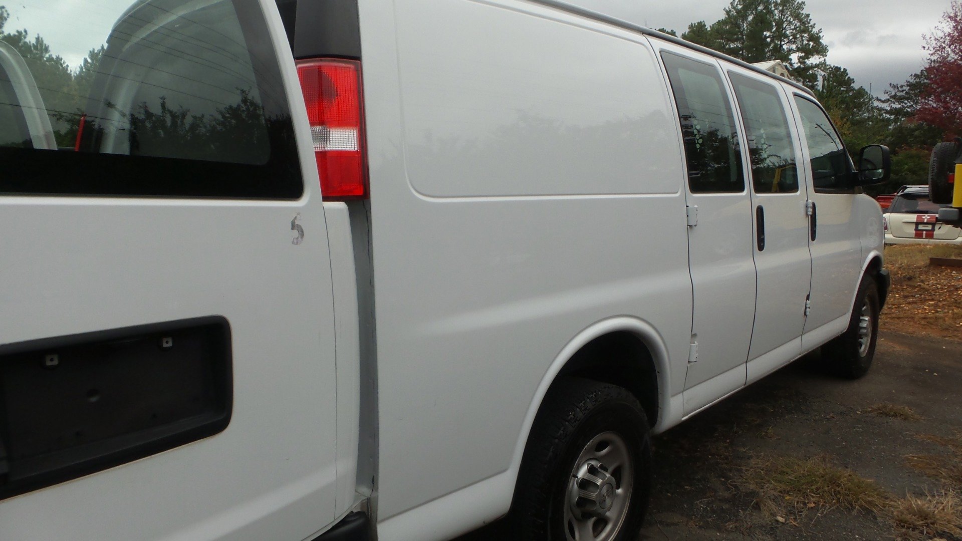 Used 2019 Chevrolet Express 2500 w/ Driver Convenience Package image 7