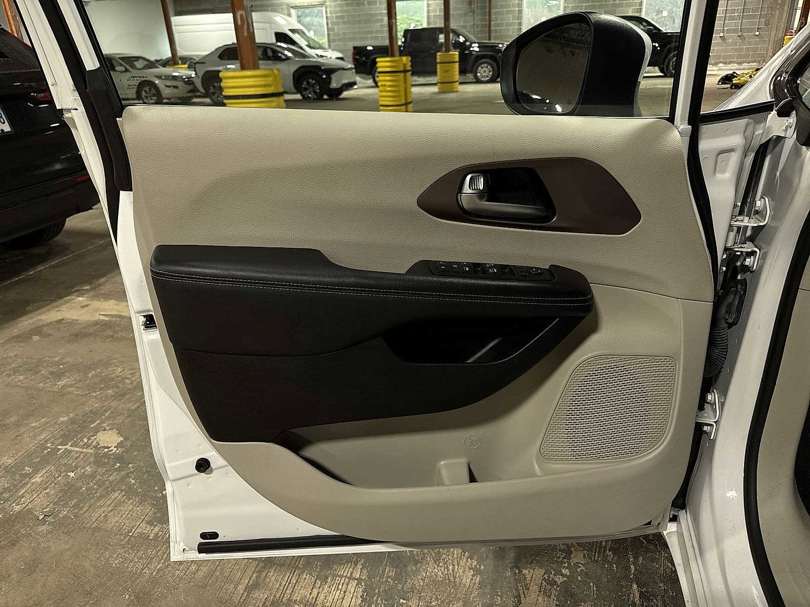 Used 2022 Chrysler Voyager LX image 29