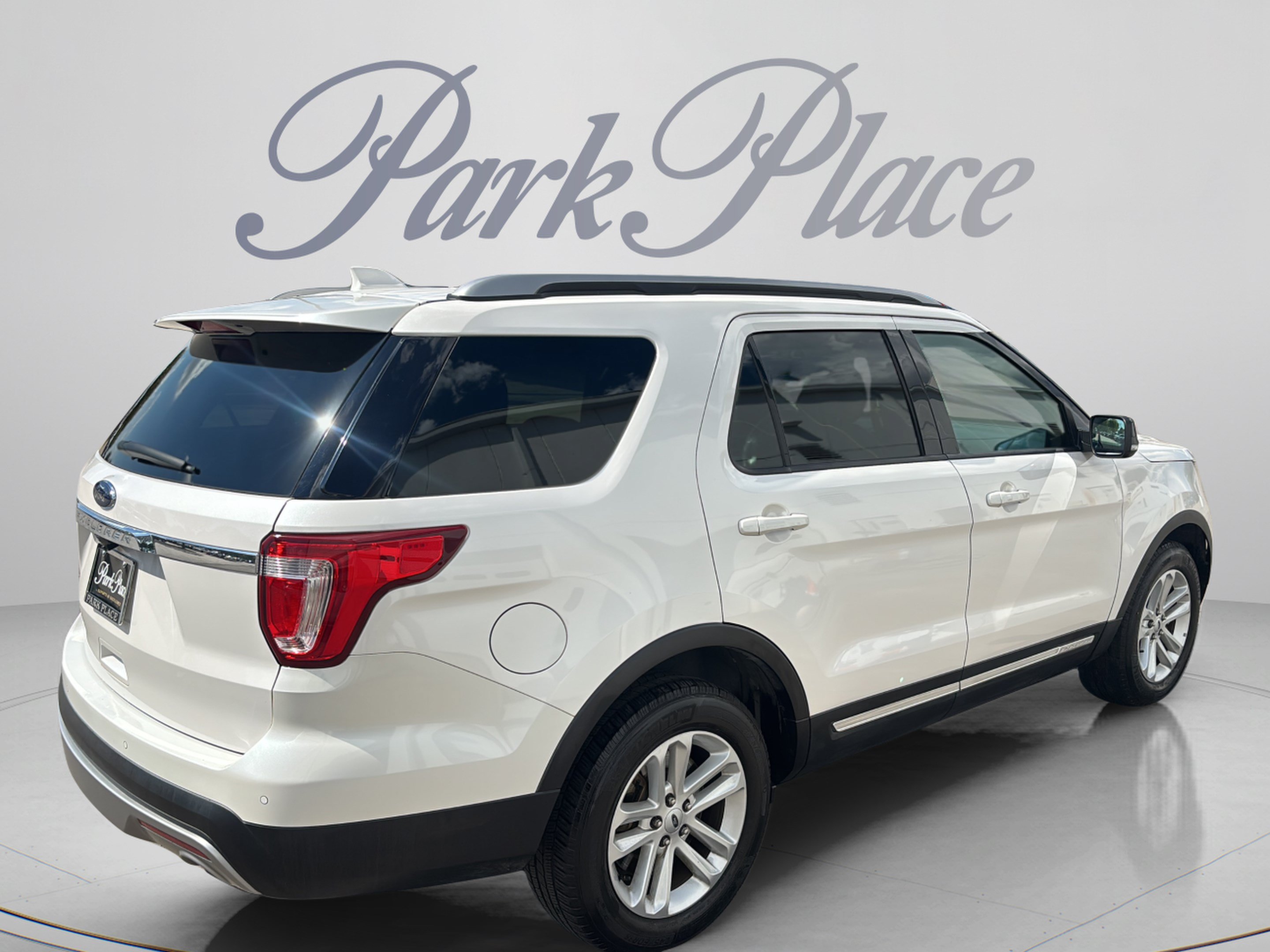 Used 2017 Ford Explorer XLT w/ Equipment Group 202A FWD image 6