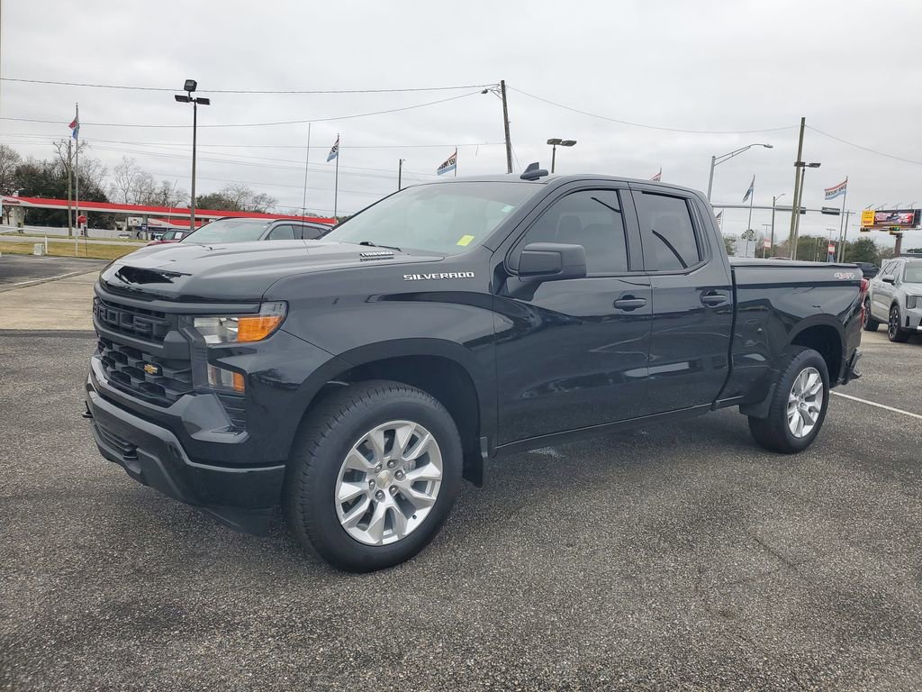 Used 2025 Chevrolet Silverado 1500 Custom image 2
