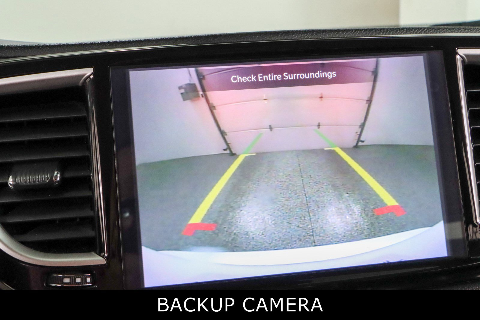 Used 2023 Chrysler Pacifica Touring-L image 18