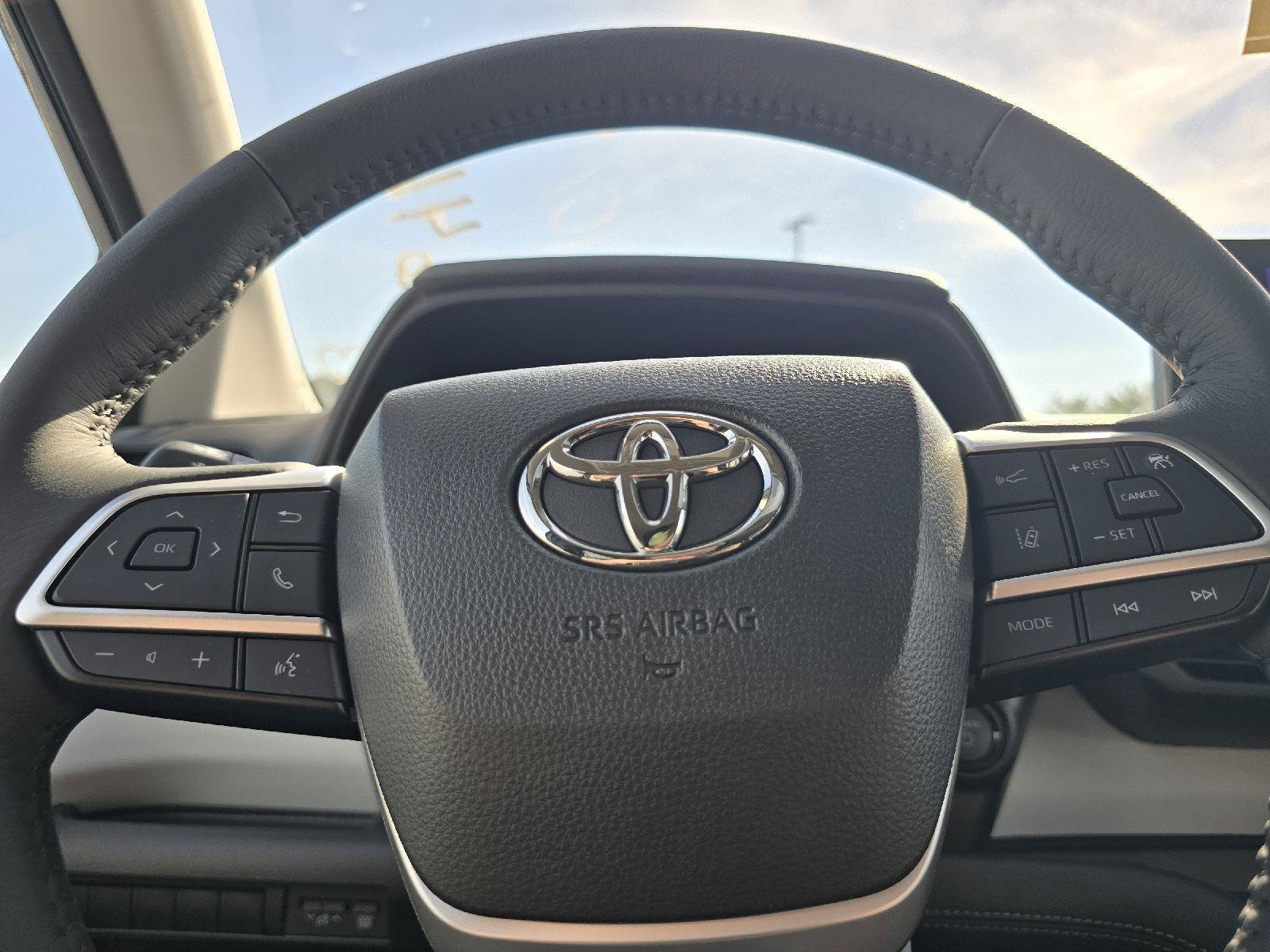 Used 2026 Toyota Sienna XLE FWD image 26