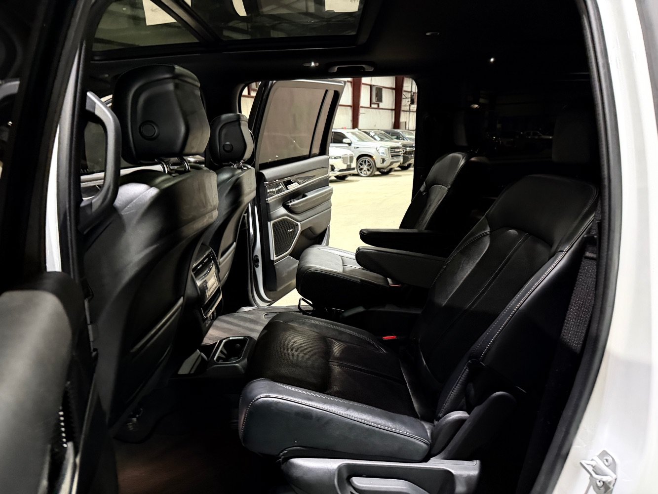 Used 2022 Jeep Wagoneer Series III w/ Premium Group I AWD/4WD image 17