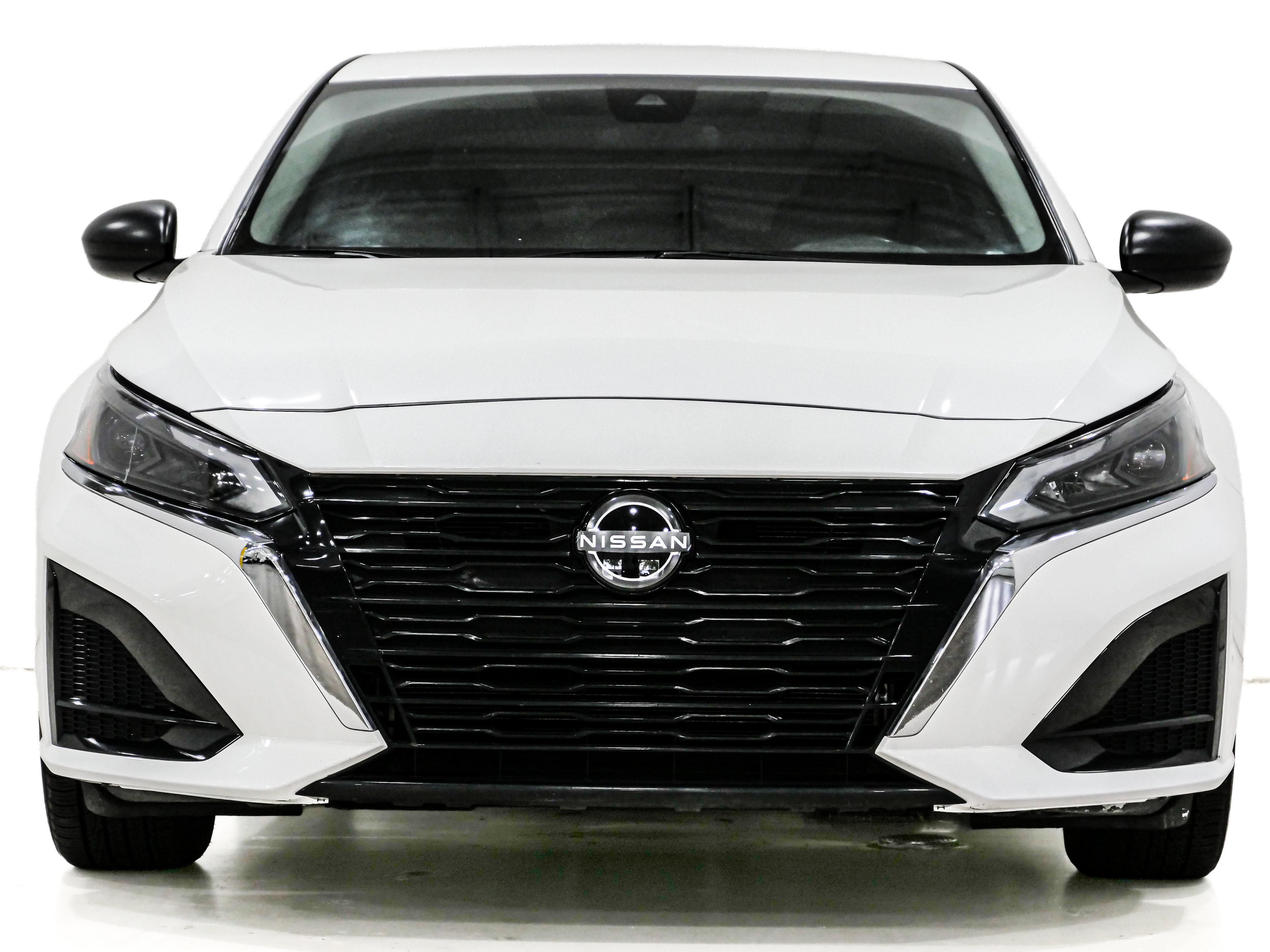 Used 2024 Nissan Altima 2.5 SV FWD image 2