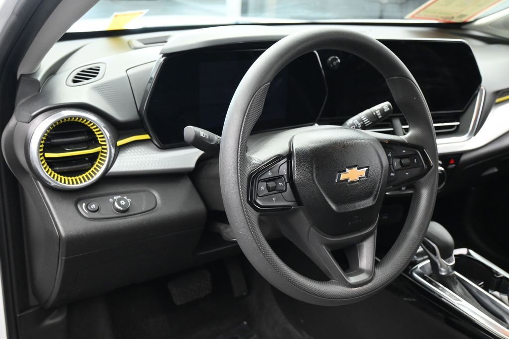 Used 2024 Chevrolet Trax LT FWD image 14