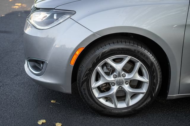Used 2019 Chrysler Pacifica Touring Plus w/ Tire & Wheel Group FWD image 9