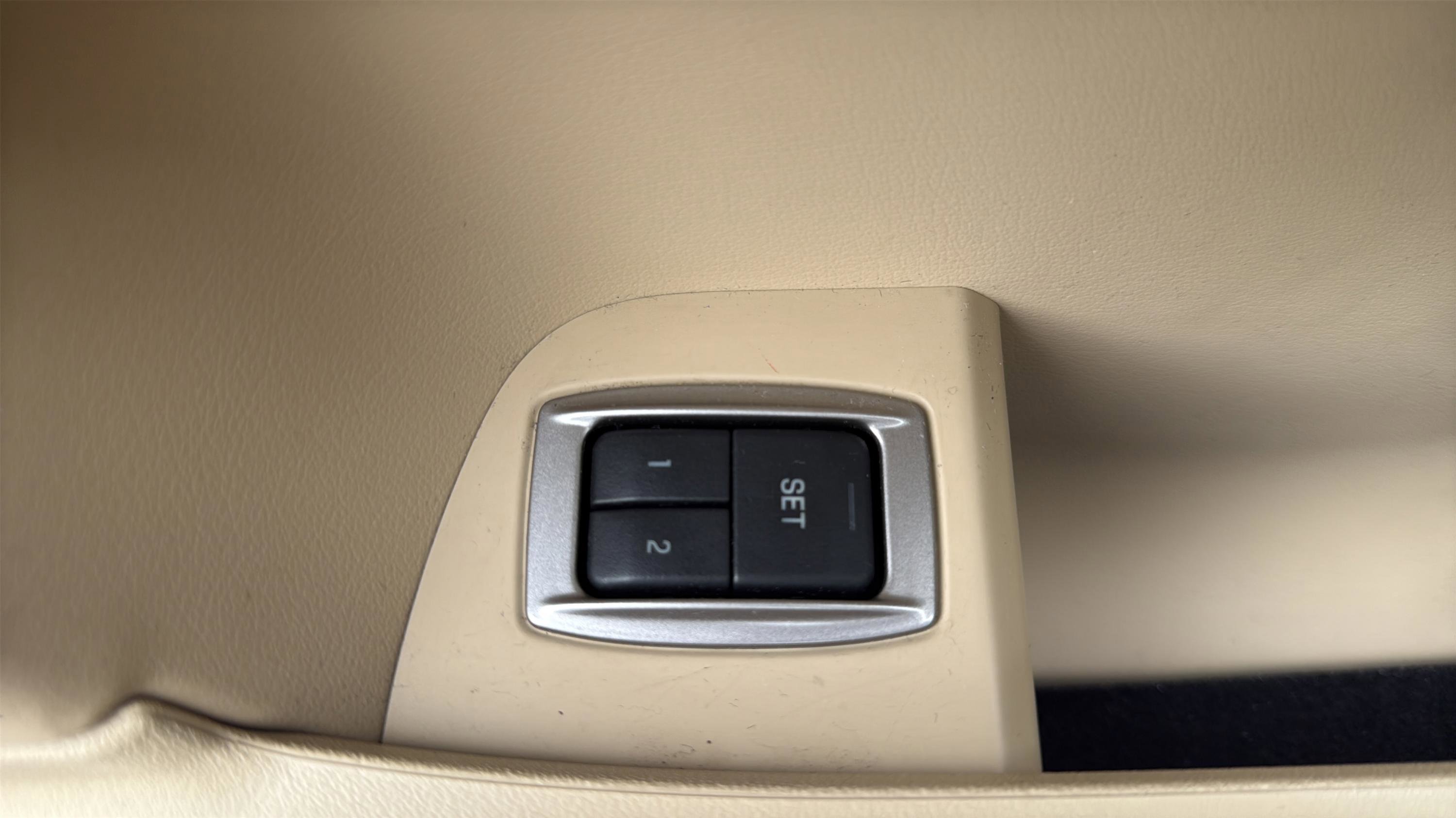 Used 2012 Jaguar XF image 41