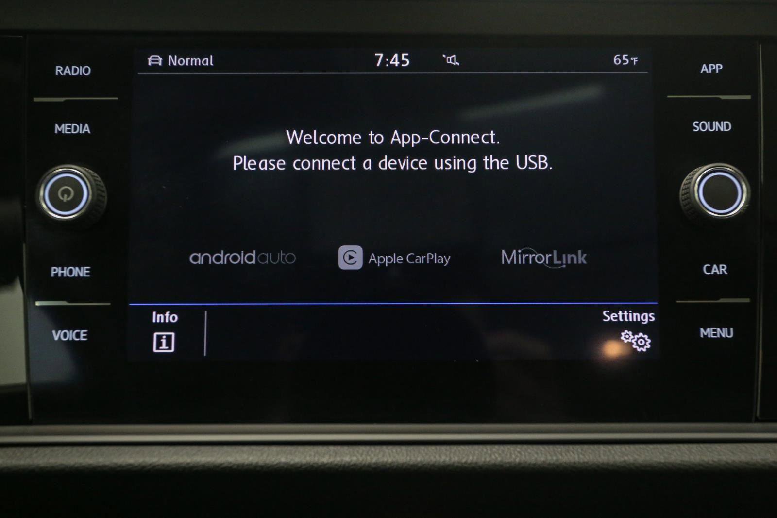 Used 2019 Volkswagen Jetta SEL w/ Cold Weather Package image 27