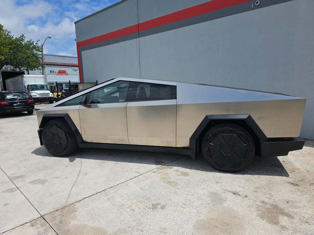 Used 2024 Tesla Cybertruck AWD Crew Cab image 9