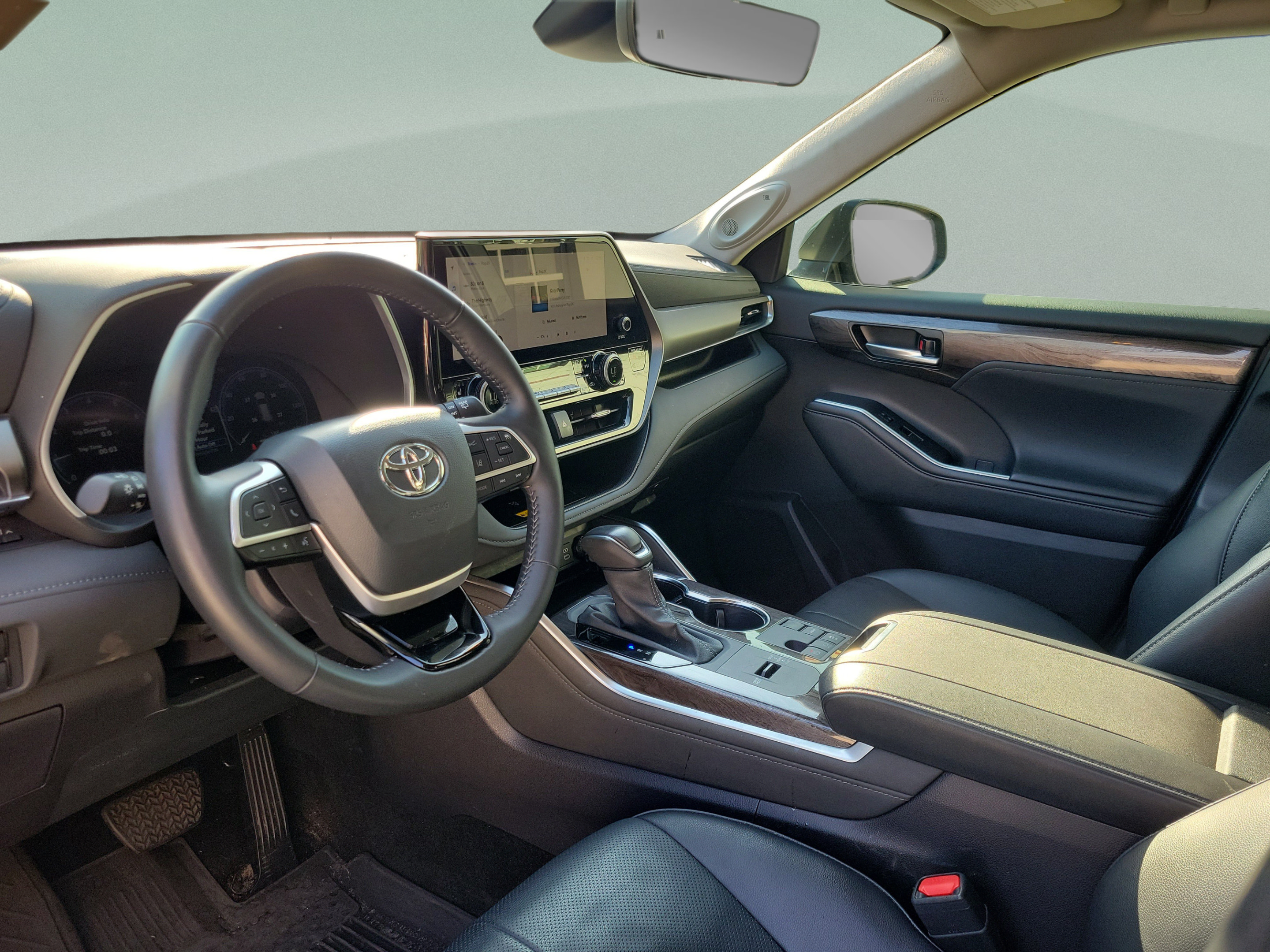 Certified 2025 Toyota Highlander Limited FWD image 9