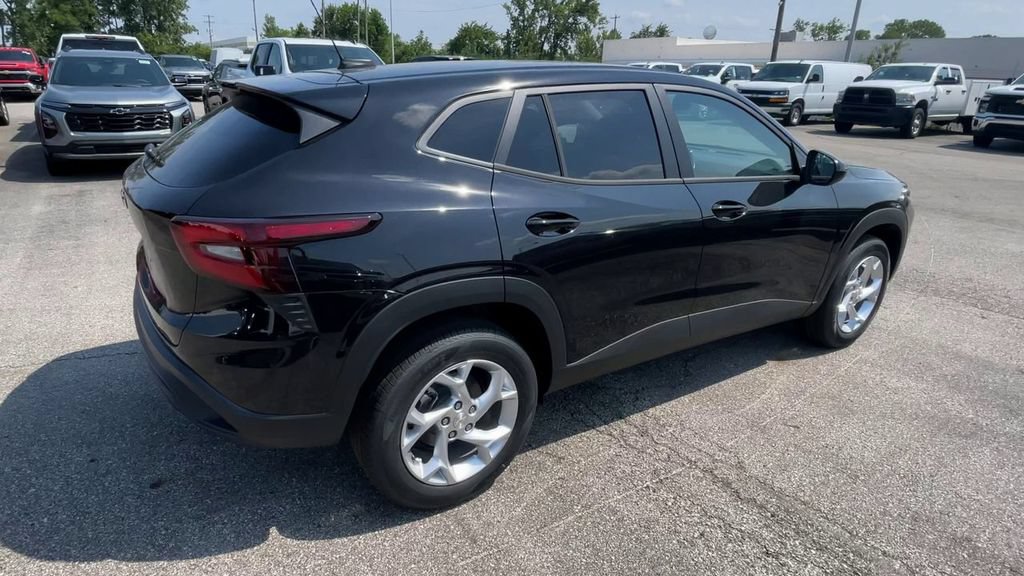 New 2026 Chevrolet Trax LS w/ LS Convenience Package FWD image 2
