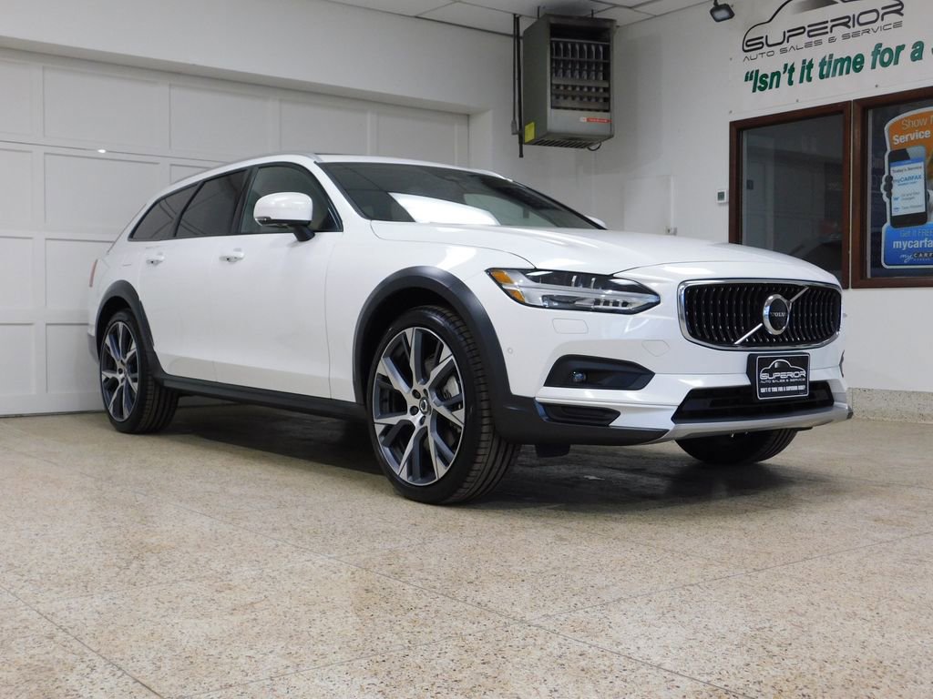 Used 2026 Volvo V90 B6 Cross Country Ultra image 3