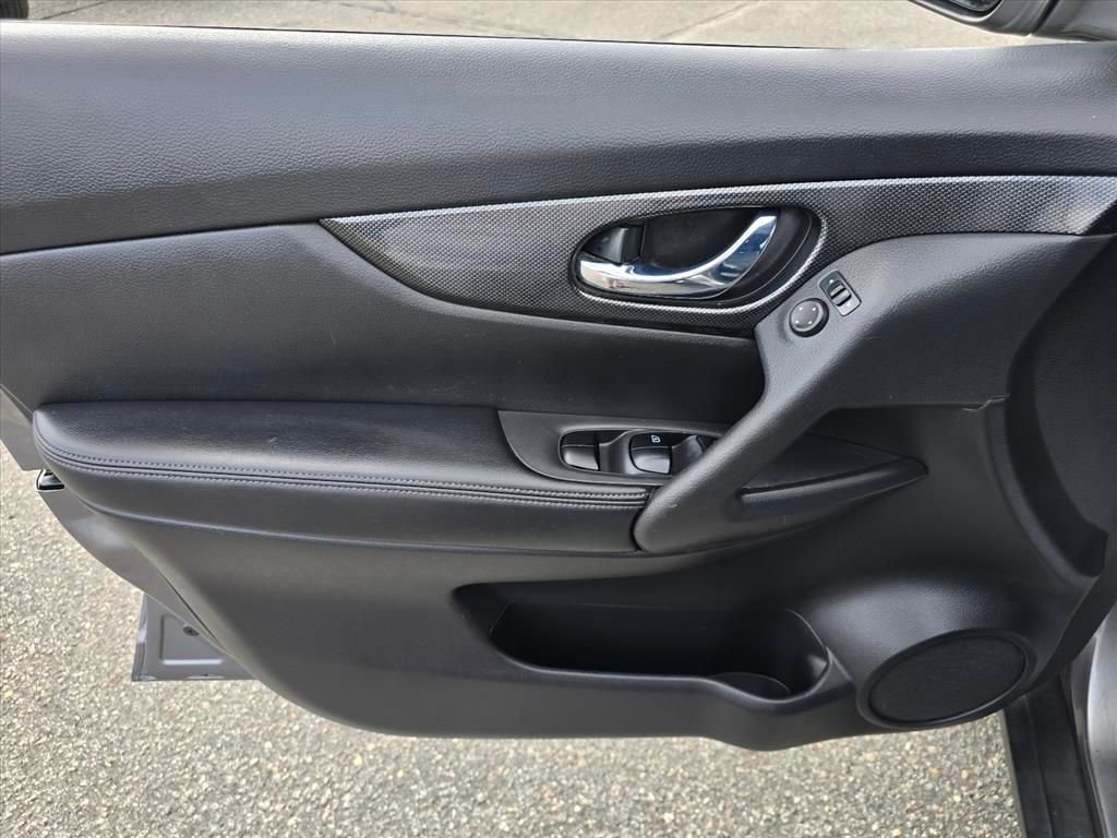 Used 2016 Nissan Rogue SL image 9