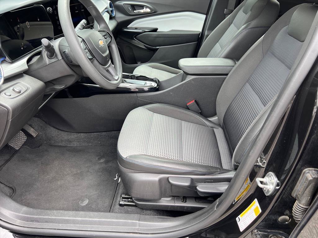 Used 2025 Chevrolet Trax LT FWD image 11