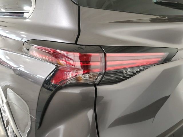 Used 2022 Toyota Sienna XLE image 29