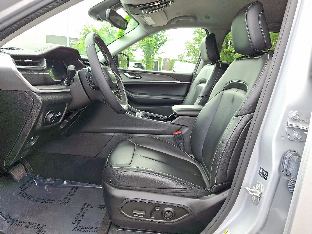 Used 2023 Jeep Grand Cherokee Limited AWD/4WD image 14
