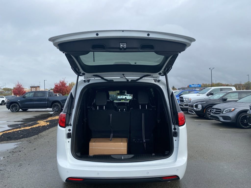 New 2026 Chrysler Voyager LX image 14