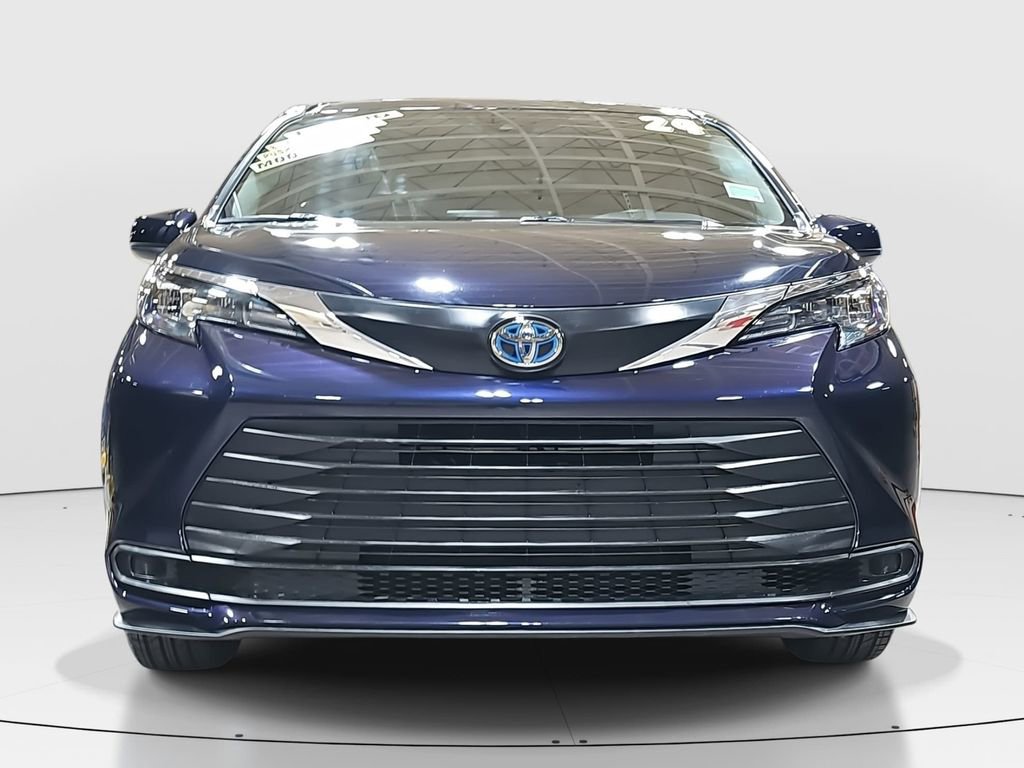 Certified 2024 Toyota Sienna LE image 2