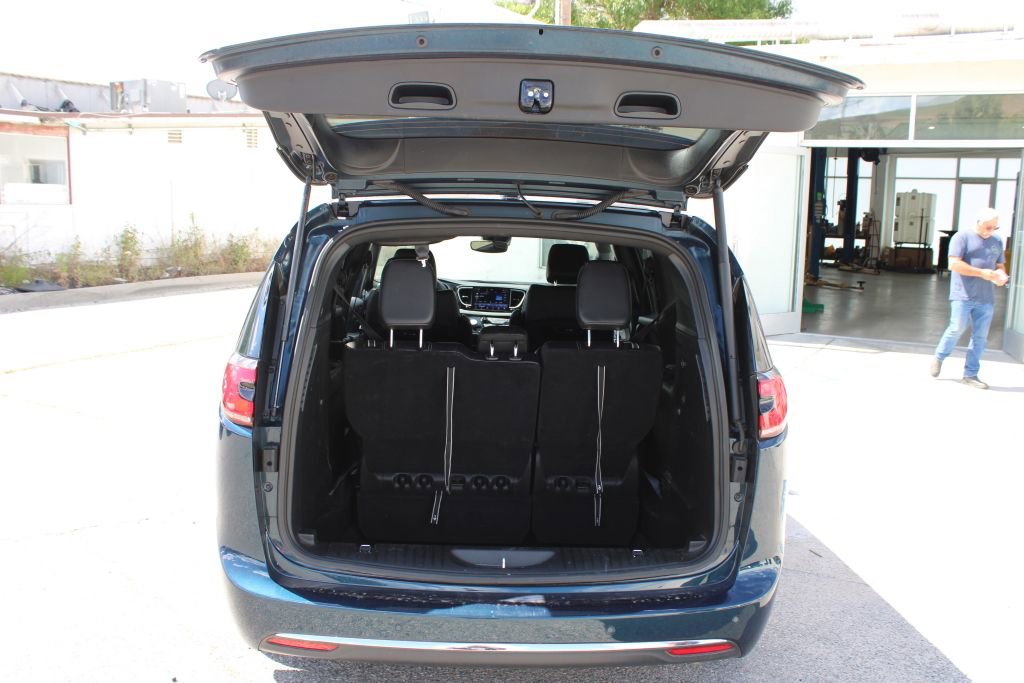 Used 2025 Chrysler Pacifica Select image 11