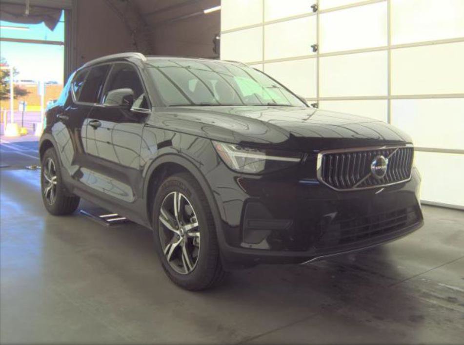Used 2025 Volvo XC40 B5 Core image 33
