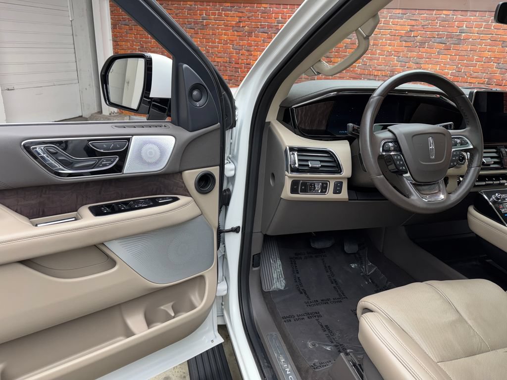 Used 2024 Lincoln Navigator L Reserve AWD/4WD image 10