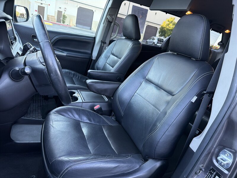 Used 2016 Toyota Sienna SE Premium FWD image 14