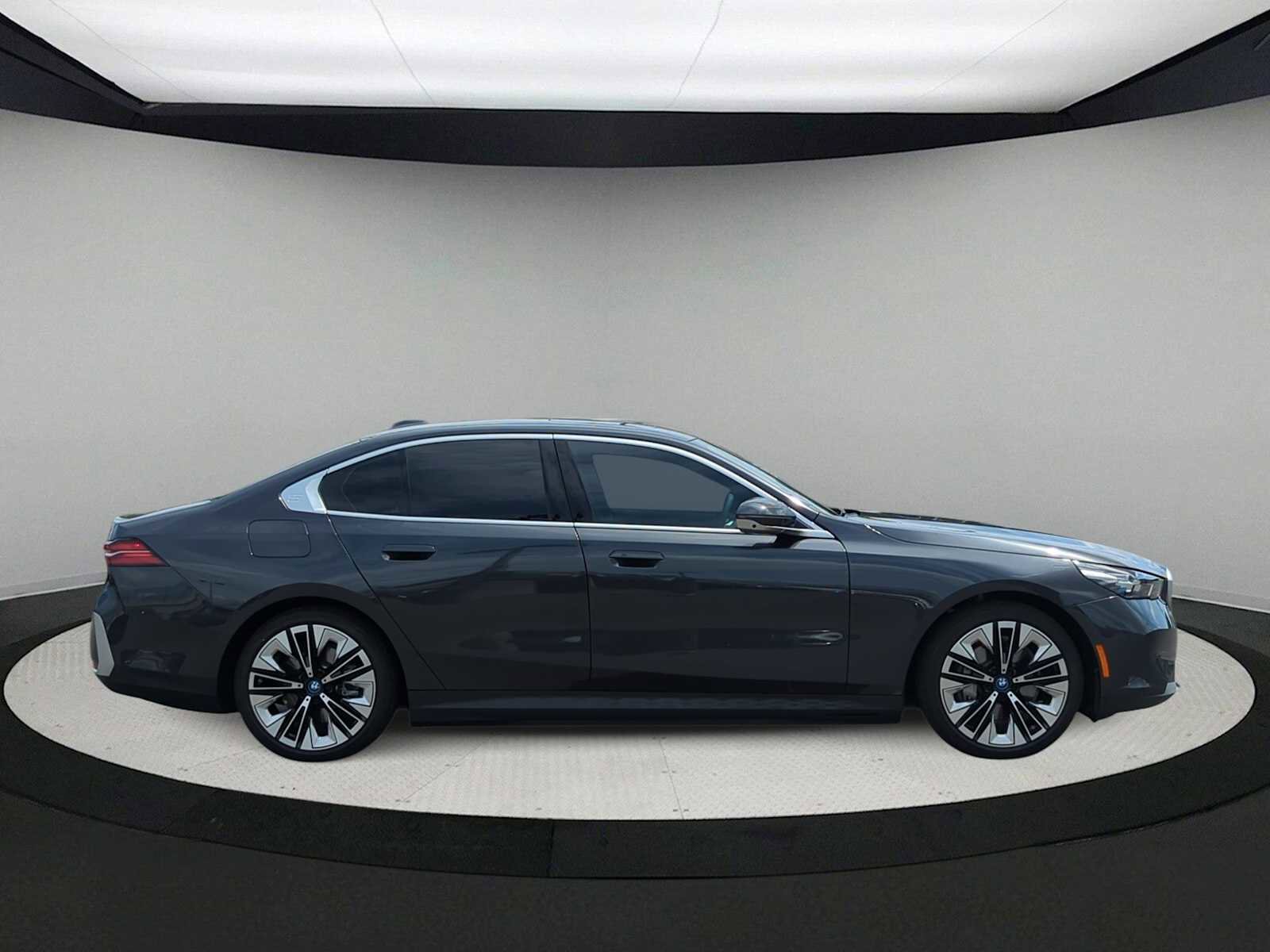 Used 2024 BMW i5 eDrive40i w/ Premium Package image 9