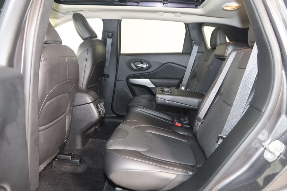 Used 2018 Jeep Cherokee Overland AWD/4WD image 43