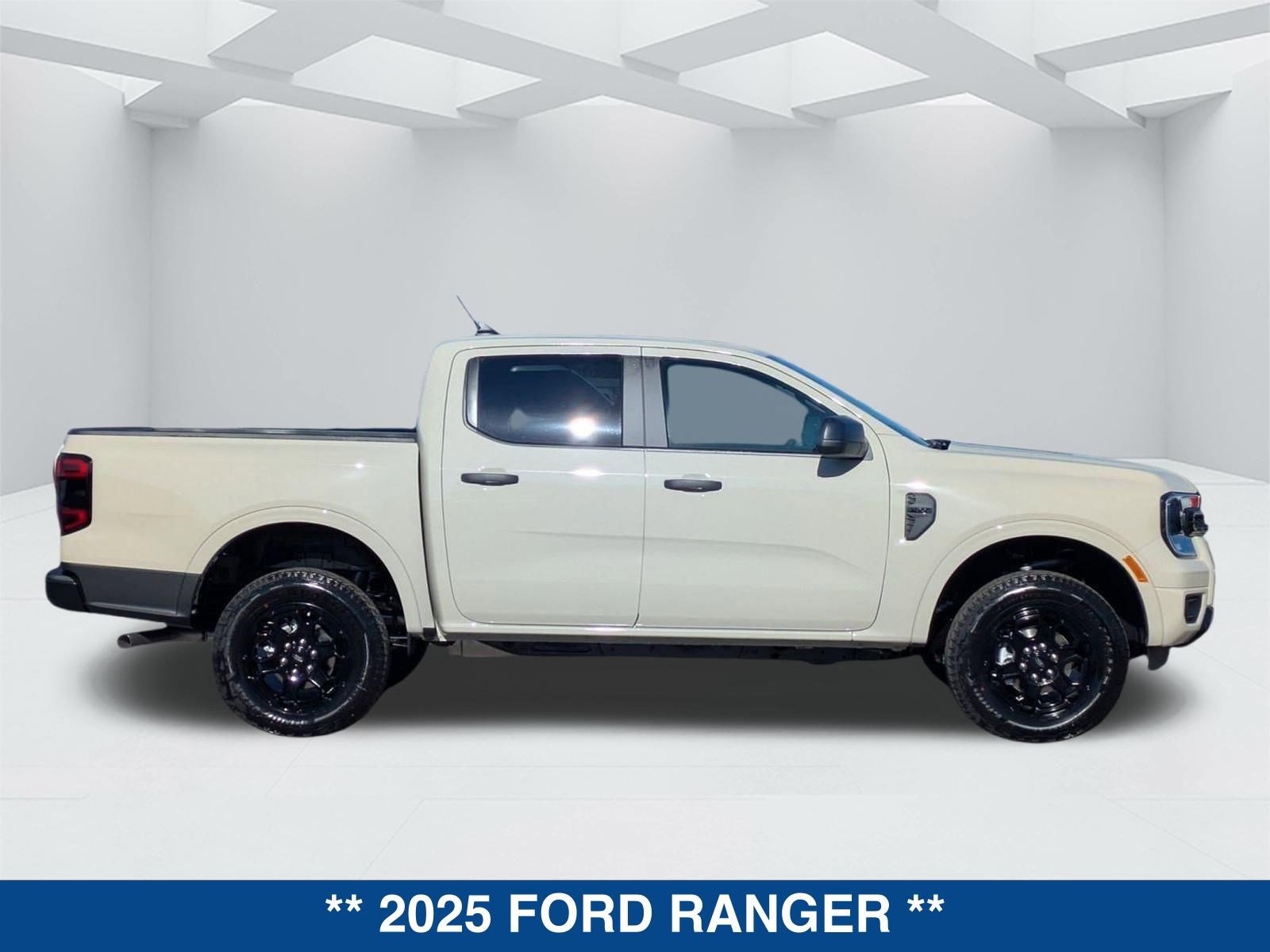 New 2025 Ford Ranger XLT w/ Black Appearance Package video 3