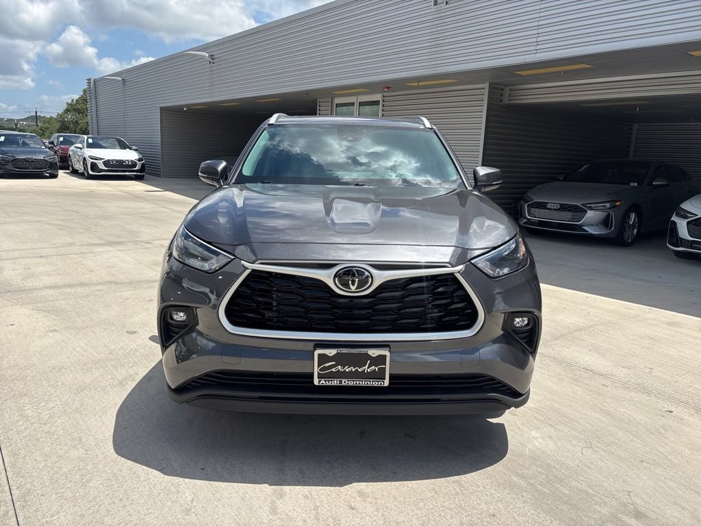 Used 2025 Toyota Highlander XLE FWD image 2