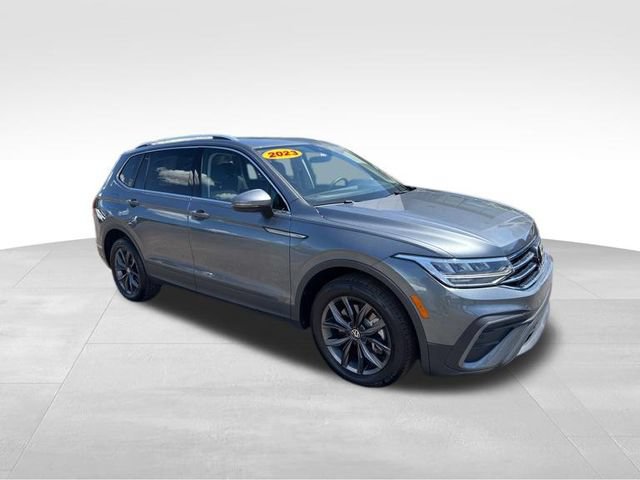 Used 2023 Volkswagen Tiguan SE w/ Panoramic Sunroof Package FWD image 3