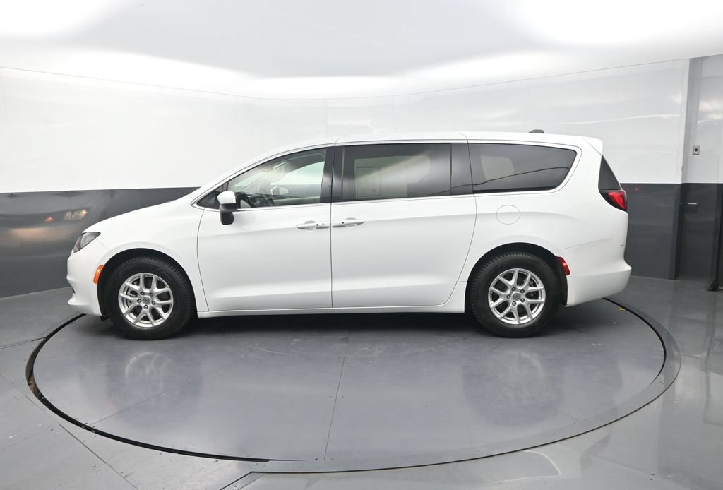 Used 2022 Chrysler Voyager LX FWD image 6