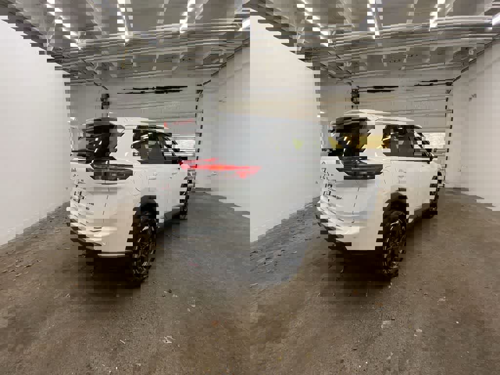 Used 2024 Nissan Rogue SV image 6