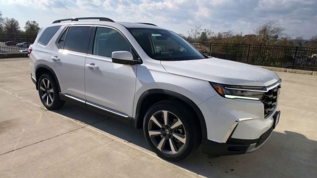 New 2025 Honda Pilot Touring image 2
