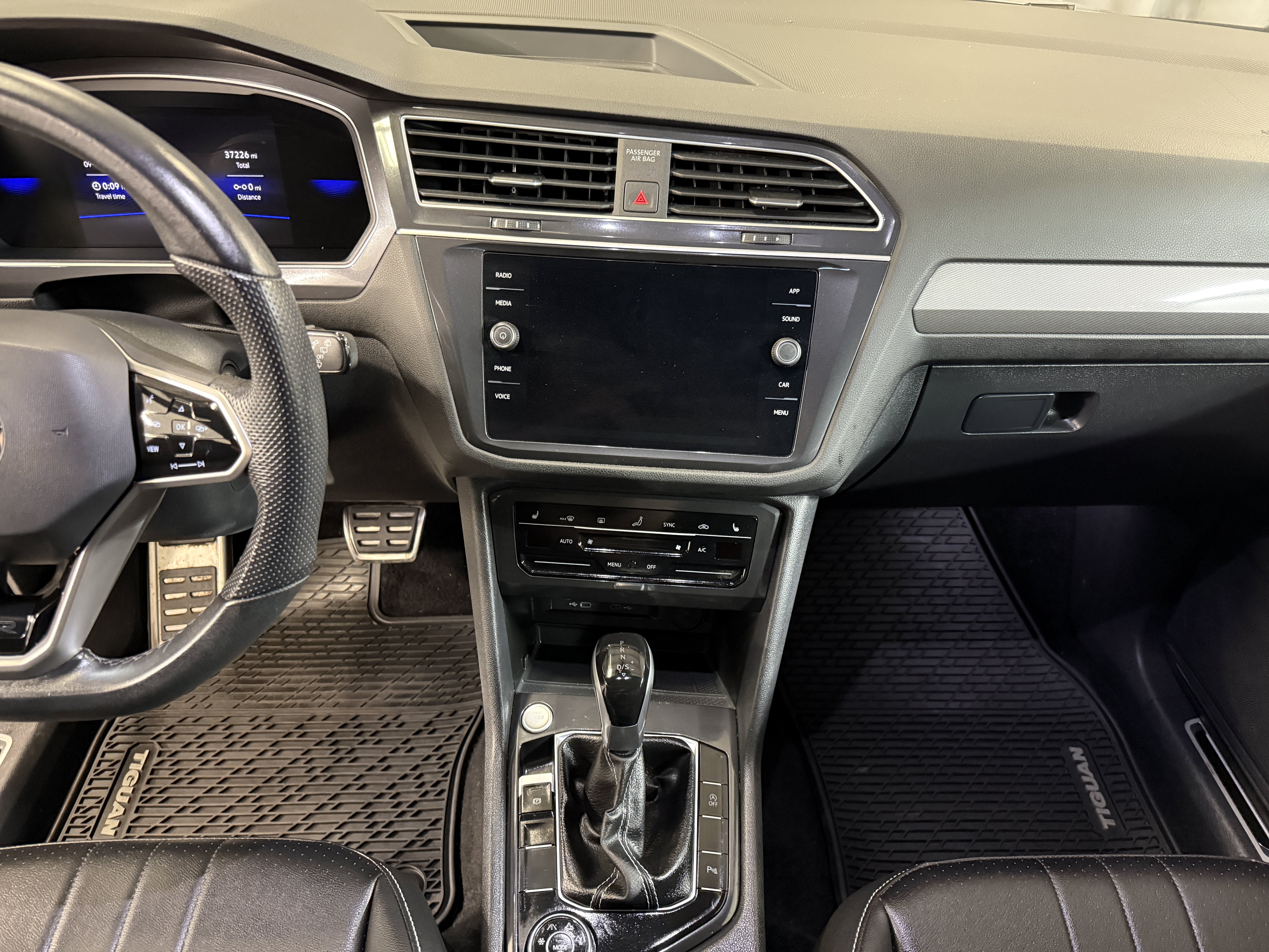 Certified 2024 Volkswagen Tiguan SE R-Line AWD/4WD image 18