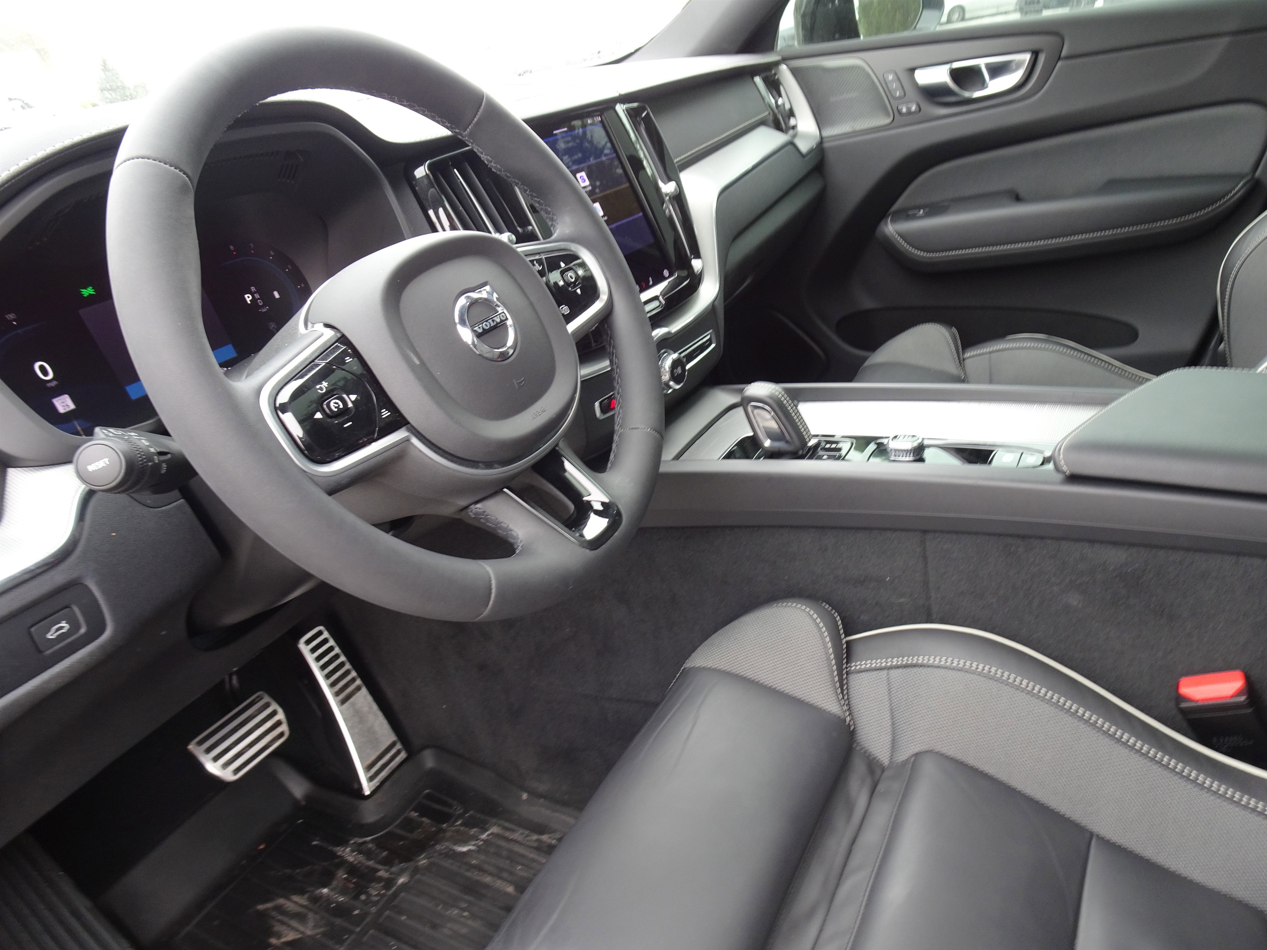 Used 2022 Volvo XC60 B6 R-Design w/ Advanced Package image 15