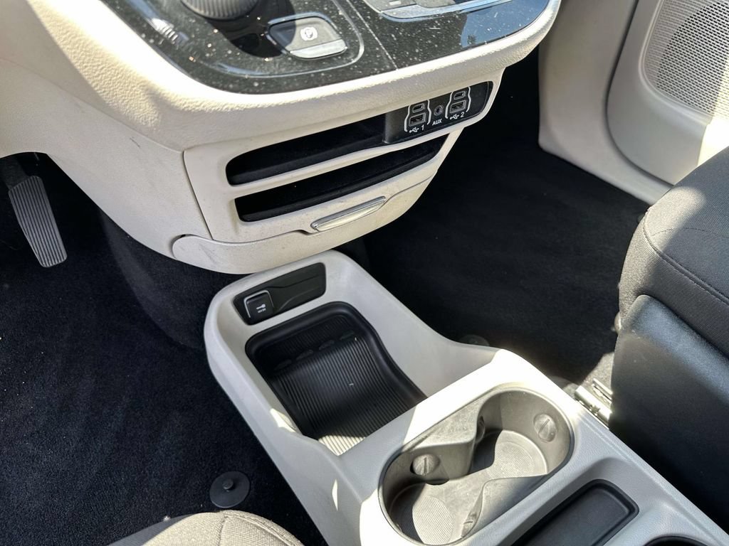 Used 2022 Chrysler Voyager LX FWD image 14