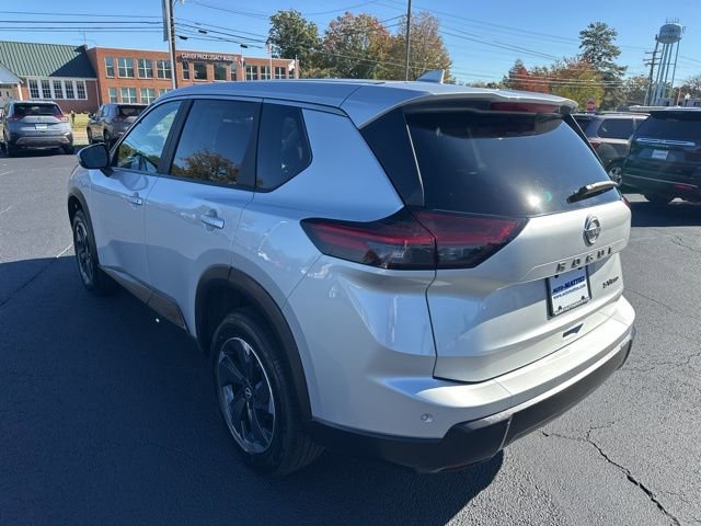 Used 2024 Nissan Rogue SV image 3